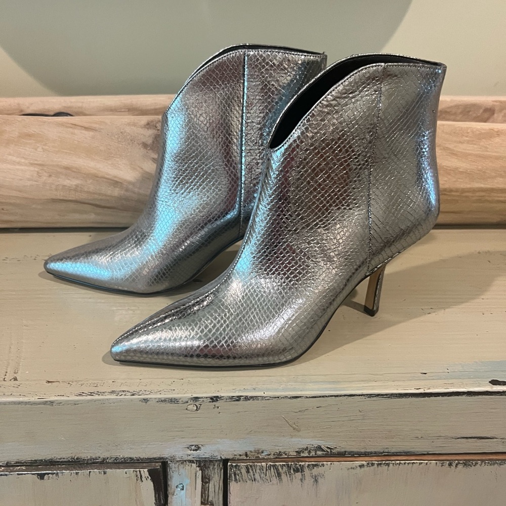Marc Fisher booties! Sassy!! Gunmetal metallic pewter size 8